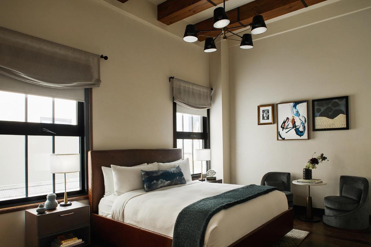 Hotel Figueroa, Unbound Collection By Hyatt Los Angeles Kültér fotó A guest room at the Hotel Commonwealth
