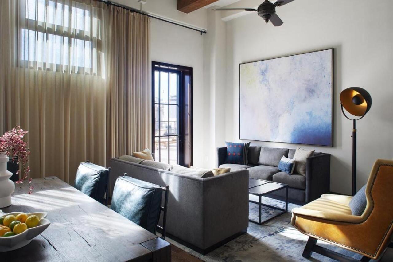 Hotel Figueroa, Unbound Collection By Hyatt Los Angeles Kültér fotó A living room in a home
