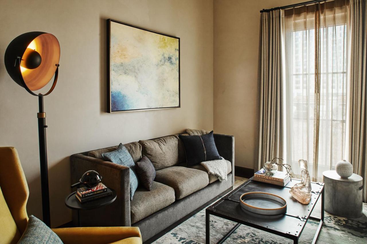 Hotel Figueroa, Unbound Collection By Hyatt Los Angeles Kültér fotó A living room with a sofa