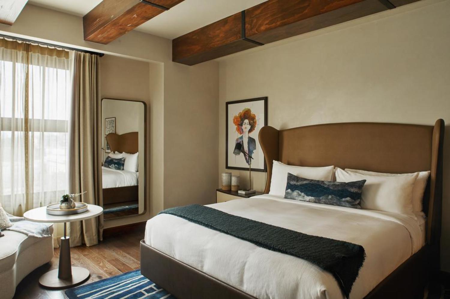 Hotel Figueroa, Unbound Collection By Hyatt Los Angeles Kültér fotó A bedroom at the Hotel Commonwealth