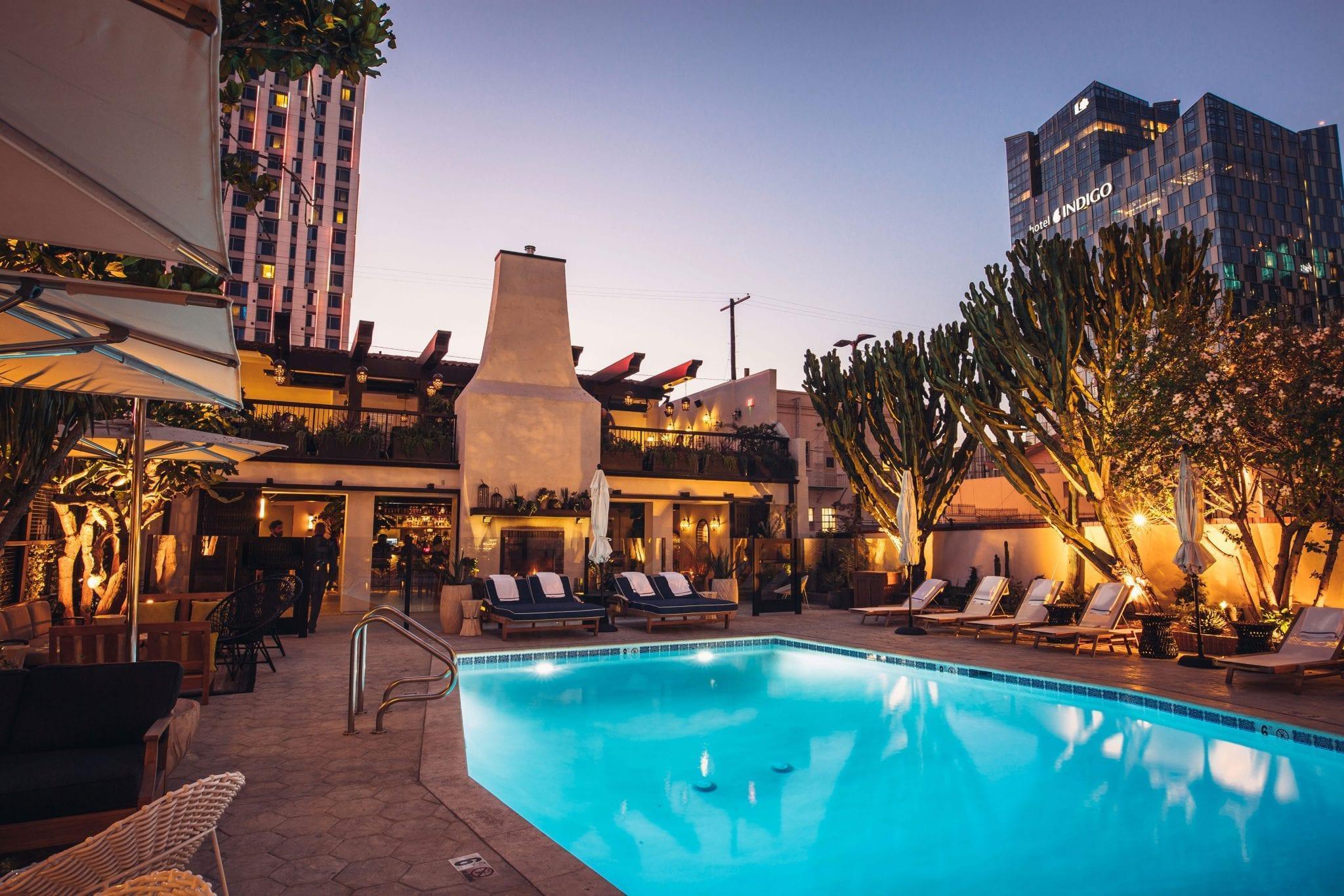 Hotel Figueroa, Unbound Collection By Hyatt Los Angeles Kültér fotó The pool at the Standard, Downtown Los Angeles
