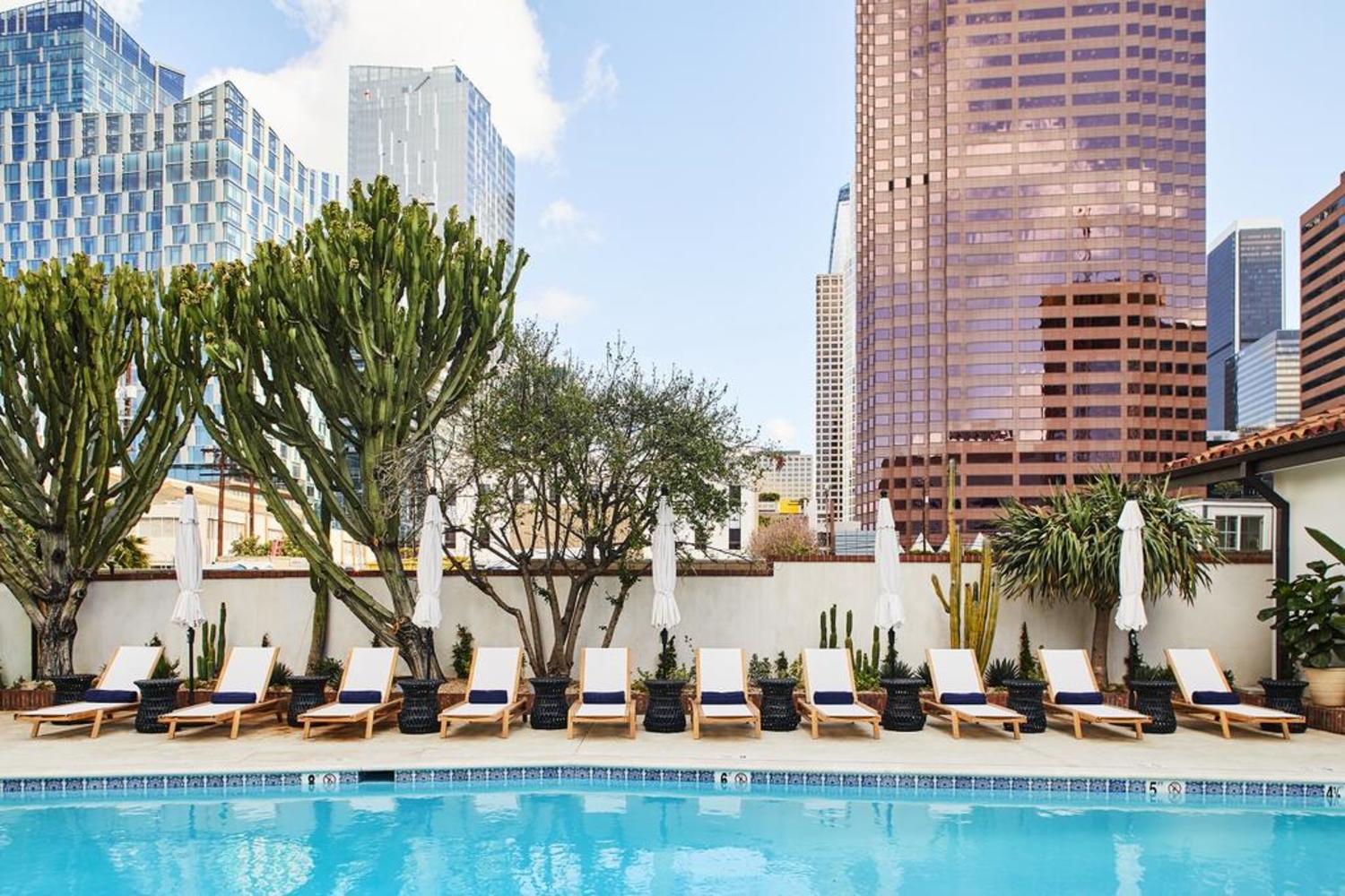 Hotel Figueroa, Unbound Collection By Hyatt Los Angeles Kültér fotó The pool at the Standard, Downtown LA