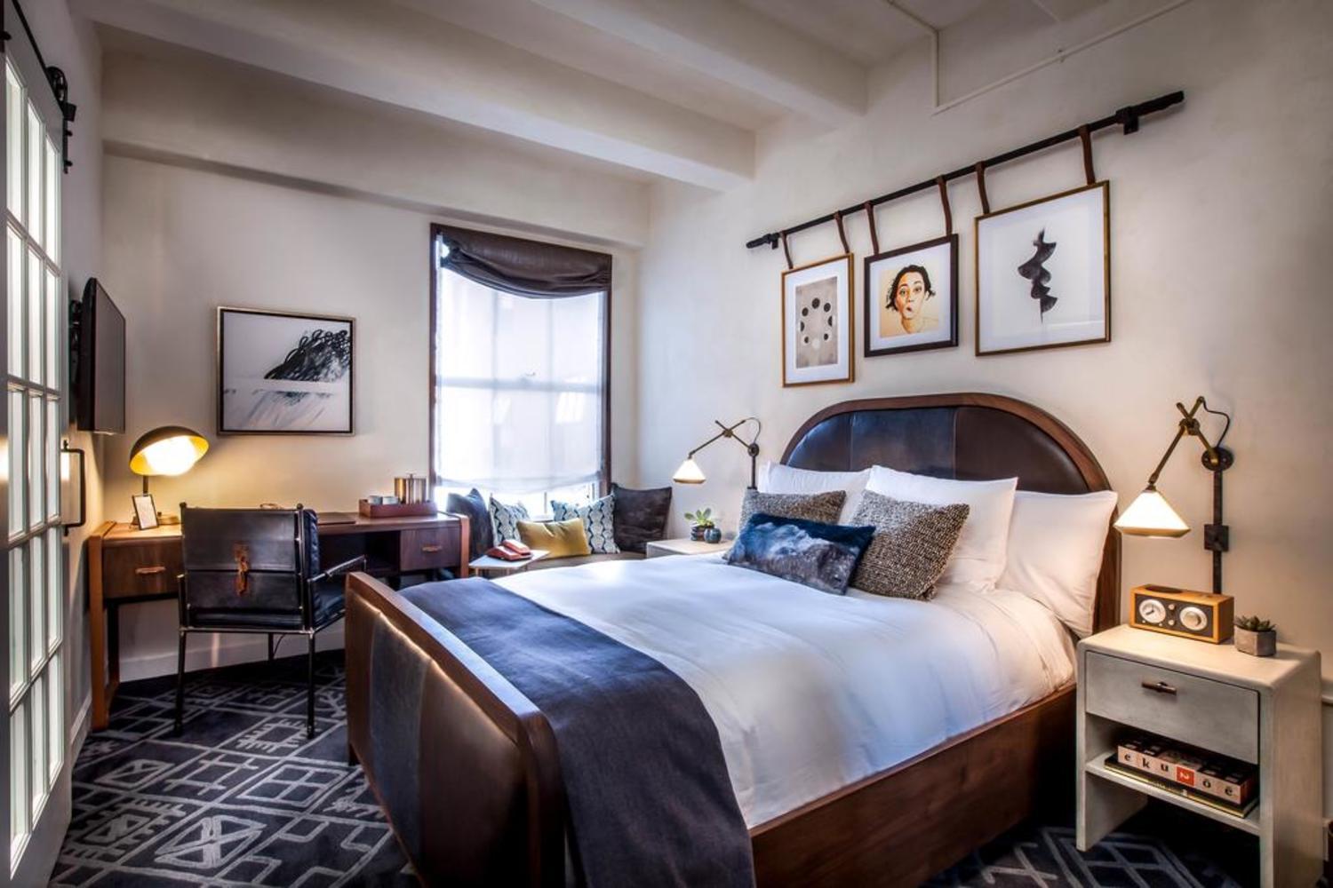 Hotel Figueroa, Unbound Collection By Hyatt Los Angeles Kültér fotó A bedroom at the Hotel 57