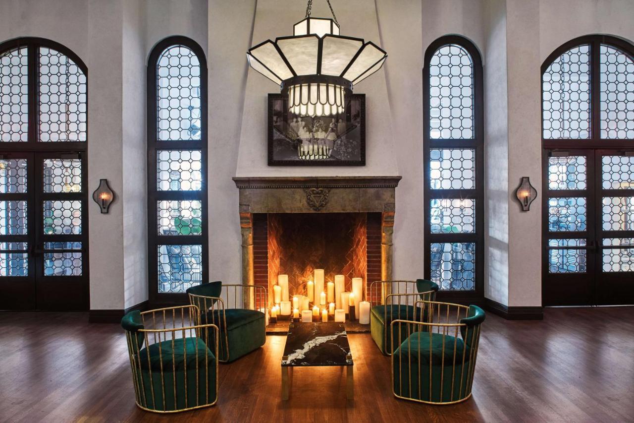 Hotel Figueroa, Unbound Collection By Hyatt Los Angeles Kültér fotó The lobby at the Hotel Casa 900