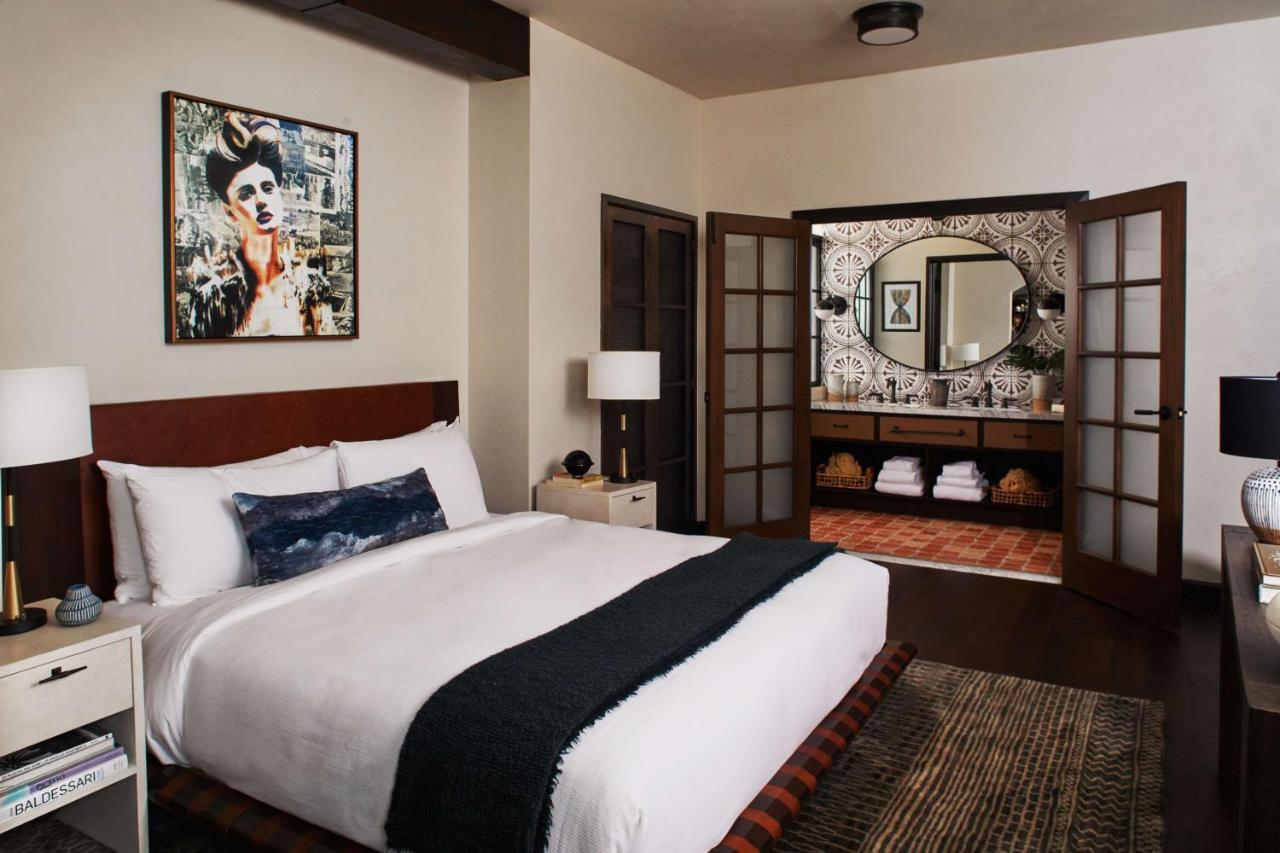 Hotel Figueroa, Unbound Collection By Hyatt Los Angeles Kültér fotó A guest room at the Hotel Valley Ho