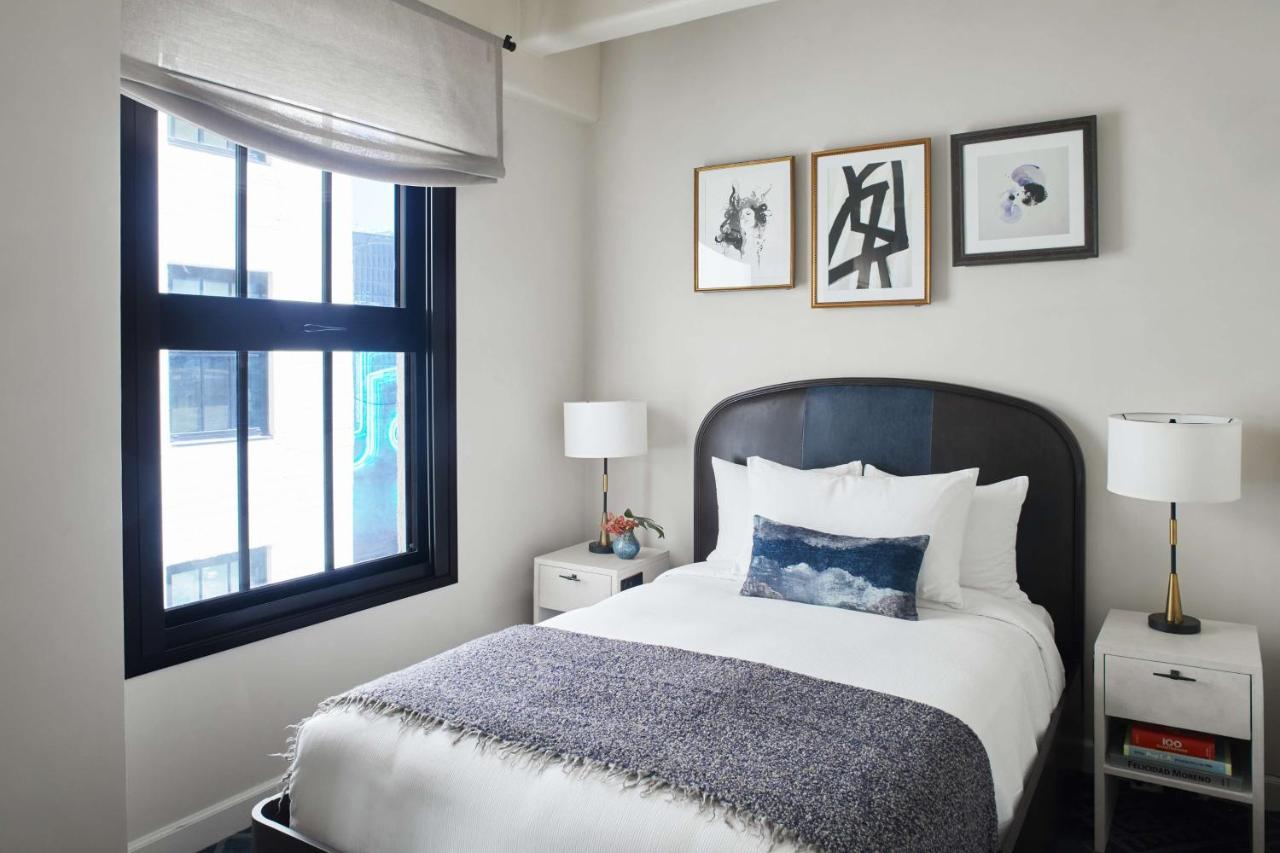 Hotel Figueroa, Unbound Collection By Hyatt Los Angeles Kültér fotó A bedroom at the Hotel 57