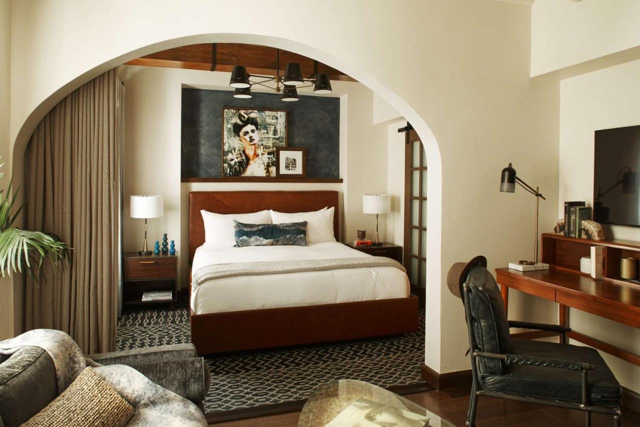 Hotel Figueroa, Unbound Collection By Hyatt Los Angeles Kültér fotó A bedroom at the Hotel Valencia