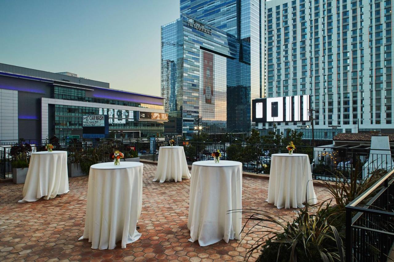 Hotel Figueroa, Unbound Collection By Hyatt Los Angeles Kültér fotó The patio at the JW Marriott Las Vegas