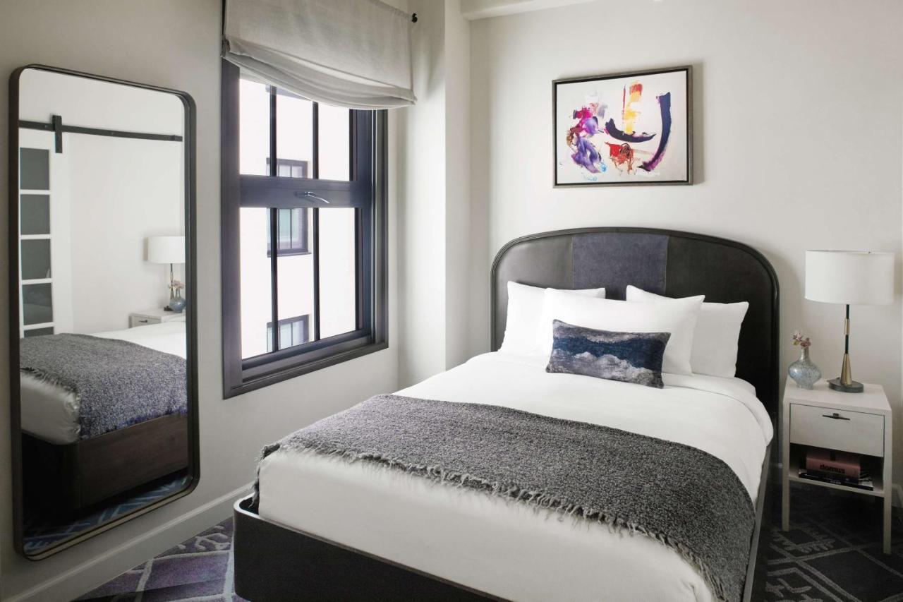 Hotel Figueroa, Unbound Collection By Hyatt Los Angeles Kültér fotó A bedroom at the Hotel 57