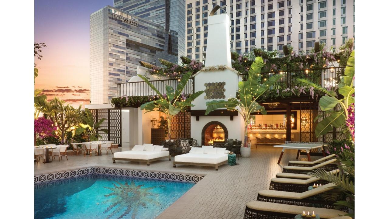 Hotel Figueroa, Unbound Collection By Hyatt Los Angeles Kültér fotó The rooftop pool at the Beverly Hills Hotel