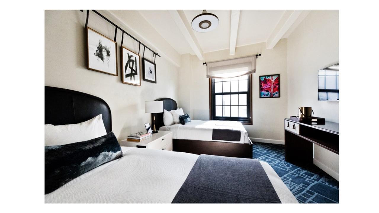 Hotel Figueroa, Unbound Collection By Hyatt Los Angeles Kültér fotó A guest room at the Hotel 57