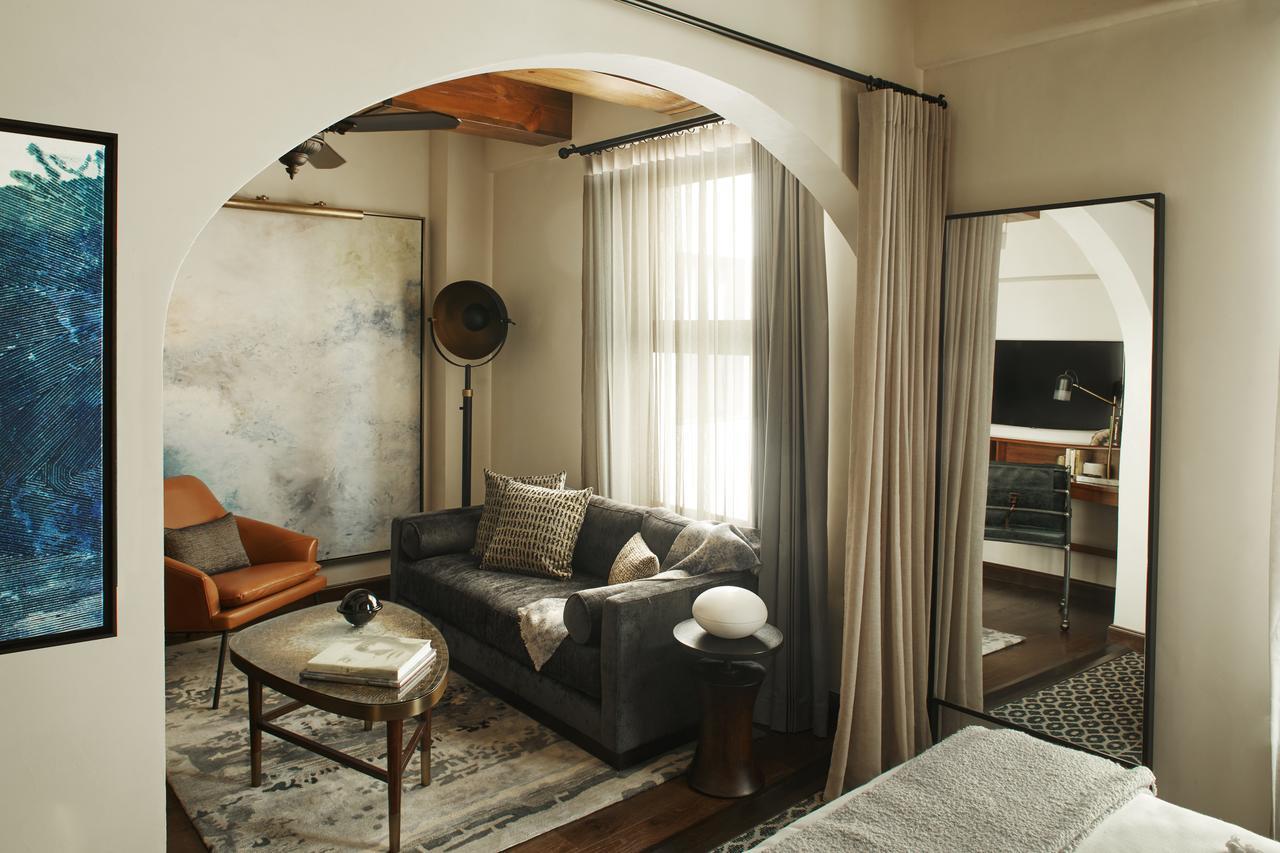 Hotel Figueroa, Unbound Collection By Hyatt Los Angeles Kültér fotó A room at the Hotel 57