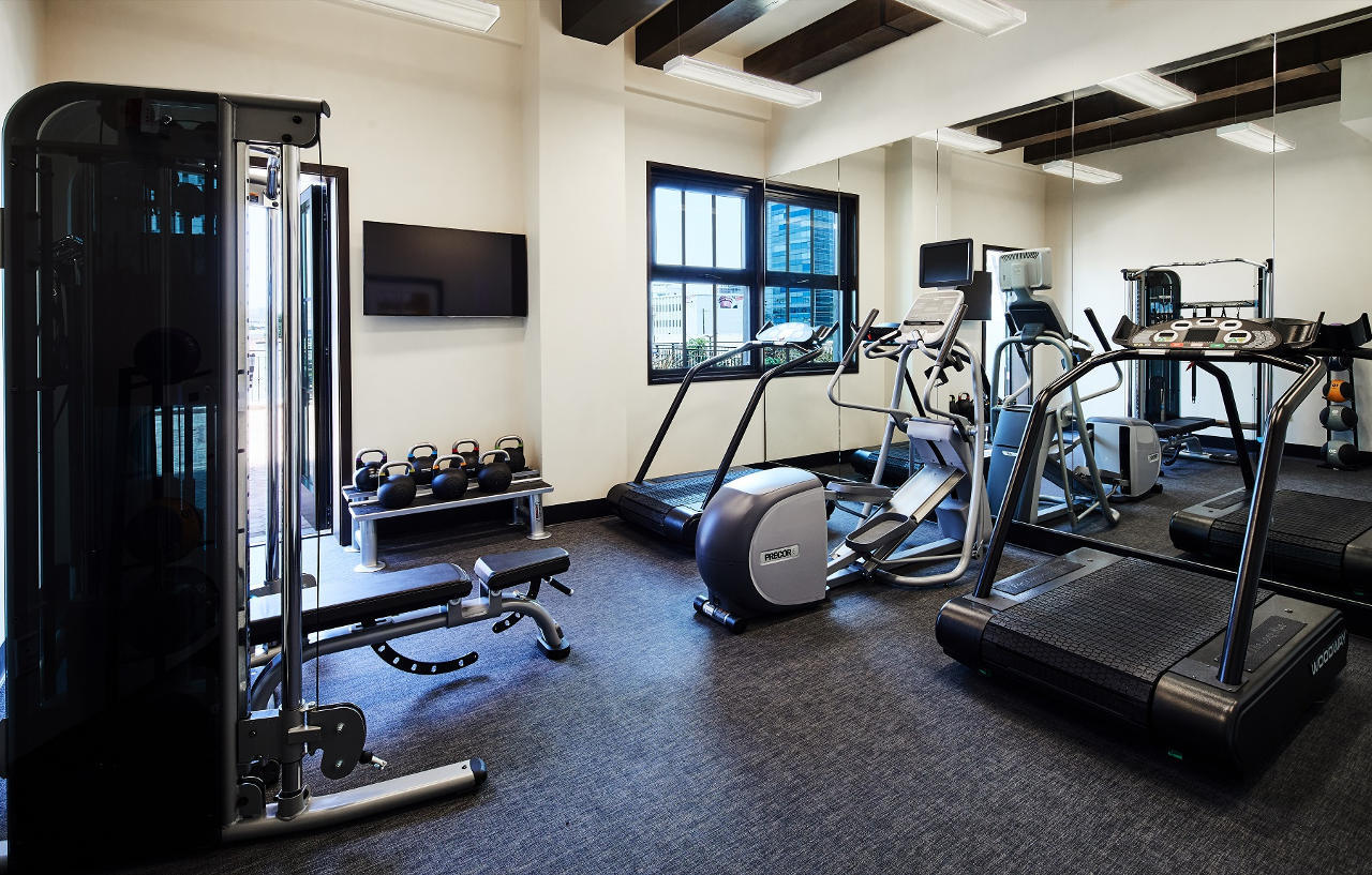 Hotel Figueroa, Unbound Collection By Hyatt Los Angeles Kültér fotó The gym at The Standard East Village